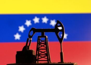 Companies scramble to secure ships, assemble operations to transfer Venezuelan oil, sources say