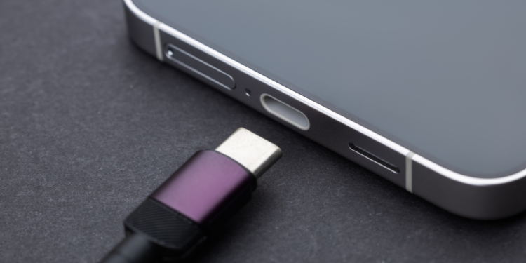Four Ways You Can Use Your Phone's USB-C Port (Besides the Obvious)