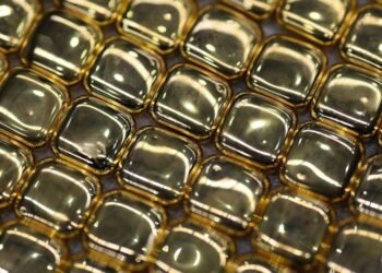 Gold rushes to record high above $5,000/oz 