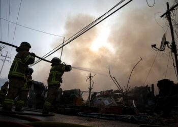 Hundreds of firefighters tackle blaze in deprived area of South Korea’s Gangnam district