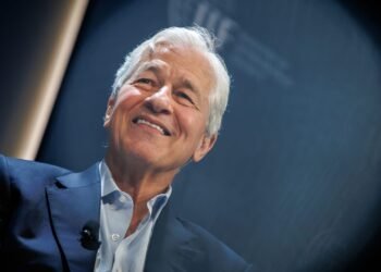 JPMorgan Chase reaches deal to become Apple credit card issuer, source says