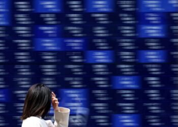 Oil falls amid Trump deal on Venezuelan oil; stocks ease