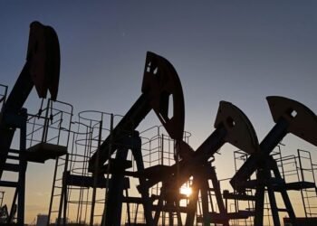 Oil prices gain on concerns about supply disruptions in Venezuela, Iran