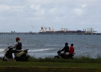 Oil slips as ample supplies counter upheaval in Venezuela