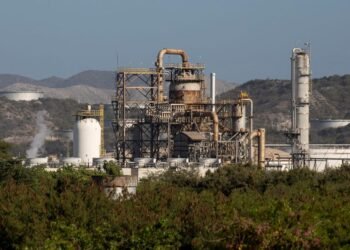 Oil slips as investors assess supply outlook, US stock build