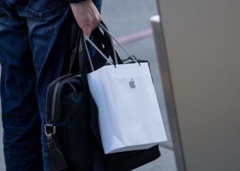 Stocks making the biggest moves after hours: AAPL, HOOD, V, SNDK