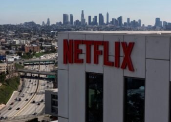 Stocks making the biggest moves premarket: NFLX, UAL, KHC