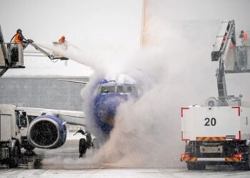 Thousands of flights canceled ahead of U.S. winter storm