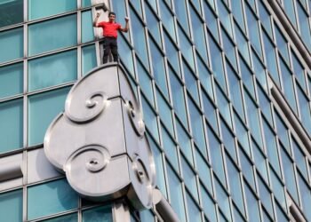 US climber scales Taiwan’s tallest building Taipei 101 without ropes