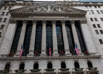 U.S. stock futures dip ahead of a busy week on Wall Street