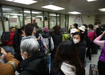 Gold now down nearly $1,000 from peak as silver struggles following record 31% slump