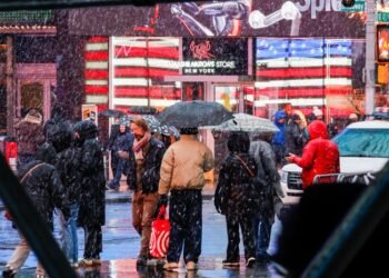 New York, other states under state of emergency as snow falls amid blizzard warning