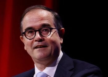 Renault eyes full control of electric van venture Flexis, Le Monde reports