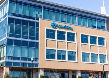 Snowflake’s stock dips as the software company gives a mixed outlook