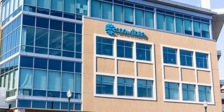 Snowflake’s stock dips as the software company gives a mixed outlook