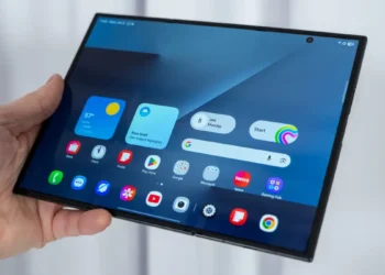 Some Samsung Users Are Already Reporting Dead Screens on Their $2,900 Galaxy Z TriFold Phones