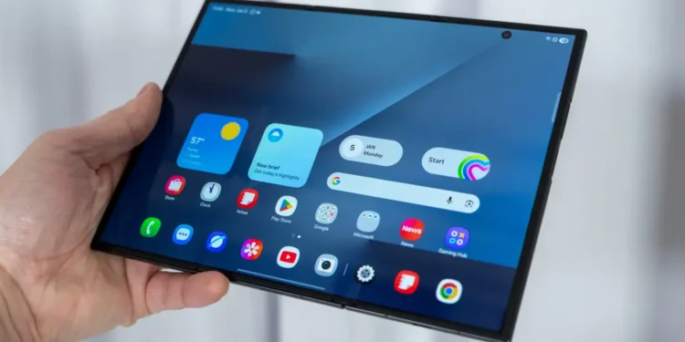 Some Samsung Users Are Already Reporting Dead Screens on Their $2,900 Galaxy Z TriFold Phones