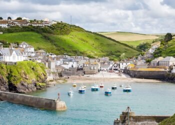 The Best Places to Visit in Cornwall, a Land of Majestic Cliffs and Charming Harbor Towns