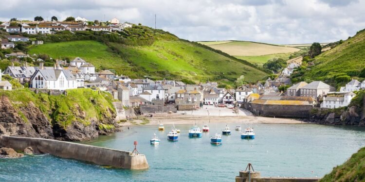 The Best Places to Visit in Cornwall, a Land of Majestic Cliffs and Charming Harbor Towns