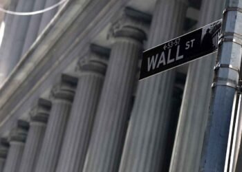 U.S. stock futures flat as investors digest ongoing tech selloff