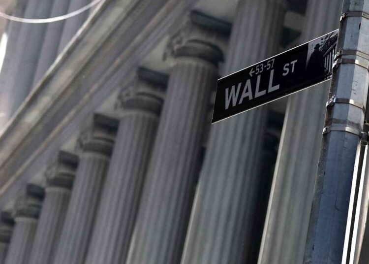 U.S. stock futures flat as investors digest ongoing tech selloff