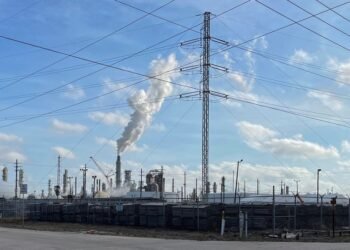 Union, Marathon meeting as strike deadline looms for US refineries