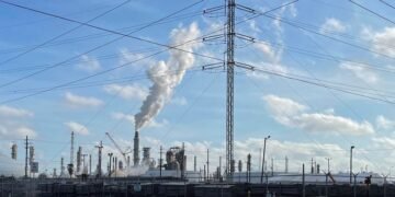 Union, Marathon meeting as strike deadline looms for US refineries