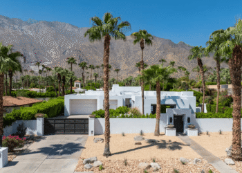 9 Airbnbs That Once Belonged to Legends Like Frank Sinatra, Elizabeth Taylor, and Jane Austen