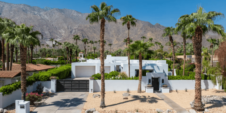 9 Airbnbs That Once Belonged to Legends Like Frank Sinatra, Elizabeth Taylor, and Jane Austen