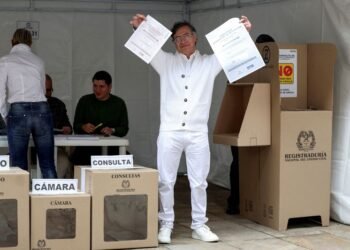 Colombians vote in legislative contest, presidential primaries