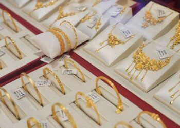 Gold treads water as margin calls, strong dollar offset safety demand