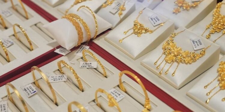 Gold treads water as margin calls, strong dollar offset safety demand