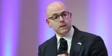 In a shift, one Fed policymaker sees a rate hike ahead