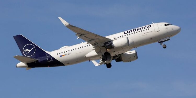 Lufthansa reports 2025 operating profit beat, 2026 outlook murky due to Middle East tension