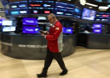 Middle East conflict drives investors into money market funds