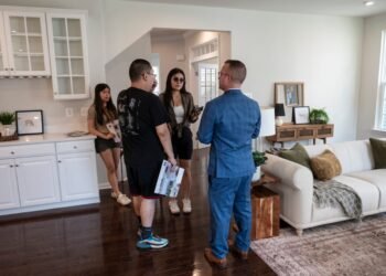 Mortgage rates swing back above 6%, raising tricky questions for buyers and sellers