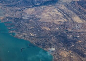 Oil and gas majors and traders suspend shipments via Hormuz, sources say