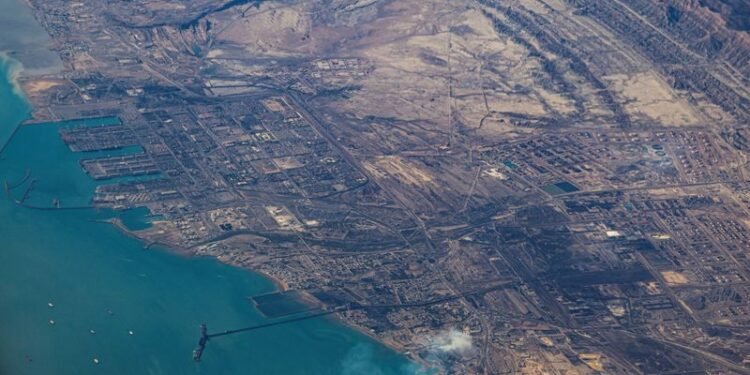 Oil and gas majors and traders suspend shipments via Hormuz, sources say