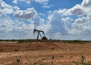 Oil prices drop as U.S. crude inventories show an increase