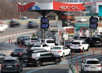 Oil slips as Trump presses other countries to help secure Strait of Hormuz