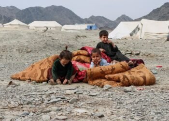 Pakistani, Afghan border forces clash as UN says war displaces 100,000