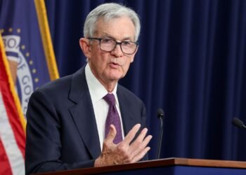 Powell sees inflation outlook in check, no need to hike rates because of oil shock