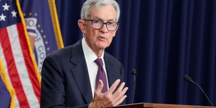 Powell sees inflation outlook in check, no need to hike rates because of oil shock