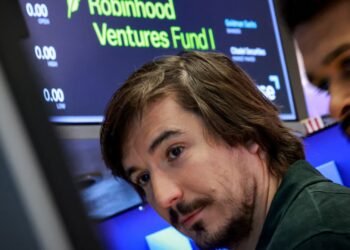 Robinhood's venture fund, which gives investors access to private companies, tanks 11% on first day