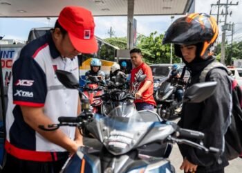 Saudi Arabia cuts oil output, IEA considers stocks release