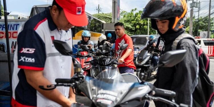 Saudi Arabia cuts oil output, IEA considers stocks release