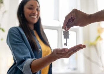 Single women first-time homebuyers' income beats solo men