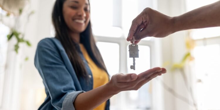 Single women first-time homebuyers' income beats solo men