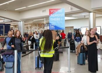 Trump says he’ll order that TSA officers be paid, in a move that could end long waits at airport security