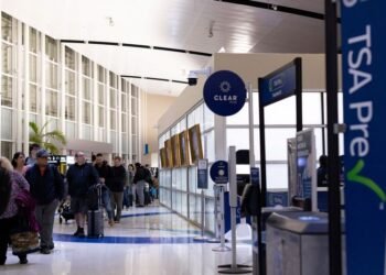 US airline CEOs urge Congress to end standoff, pay airport security officers